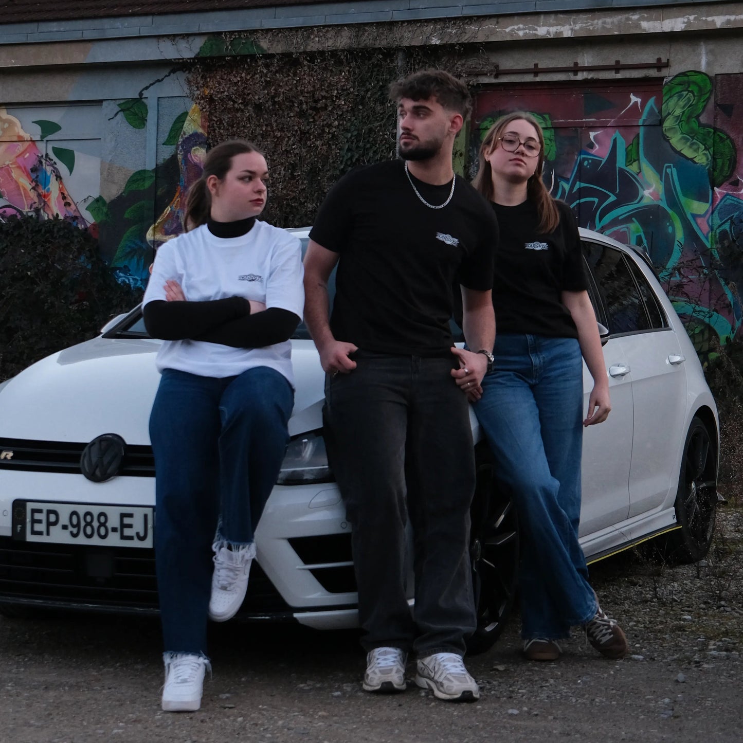 T-shirt blanc We Are Car Guys – photo lifestyle car meet