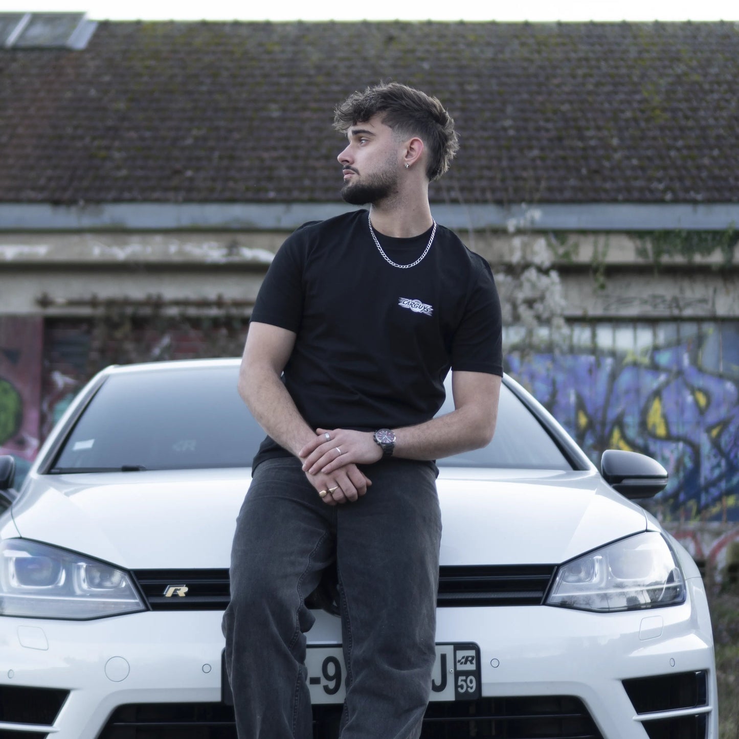 Homme de face portant un t-shirt noir.