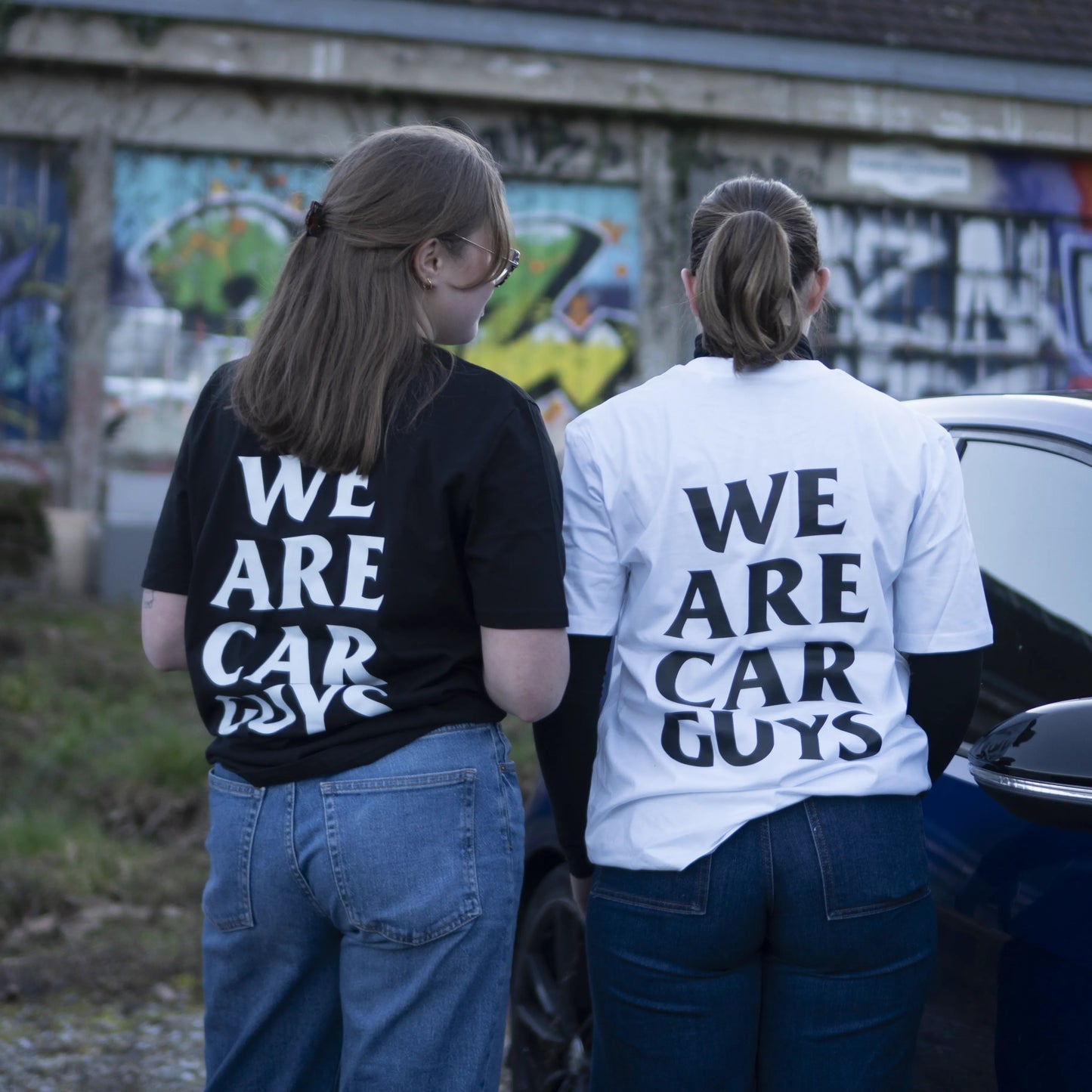 Détail imprimé WE ARE CAR GUYS sur t-shirt blanc
