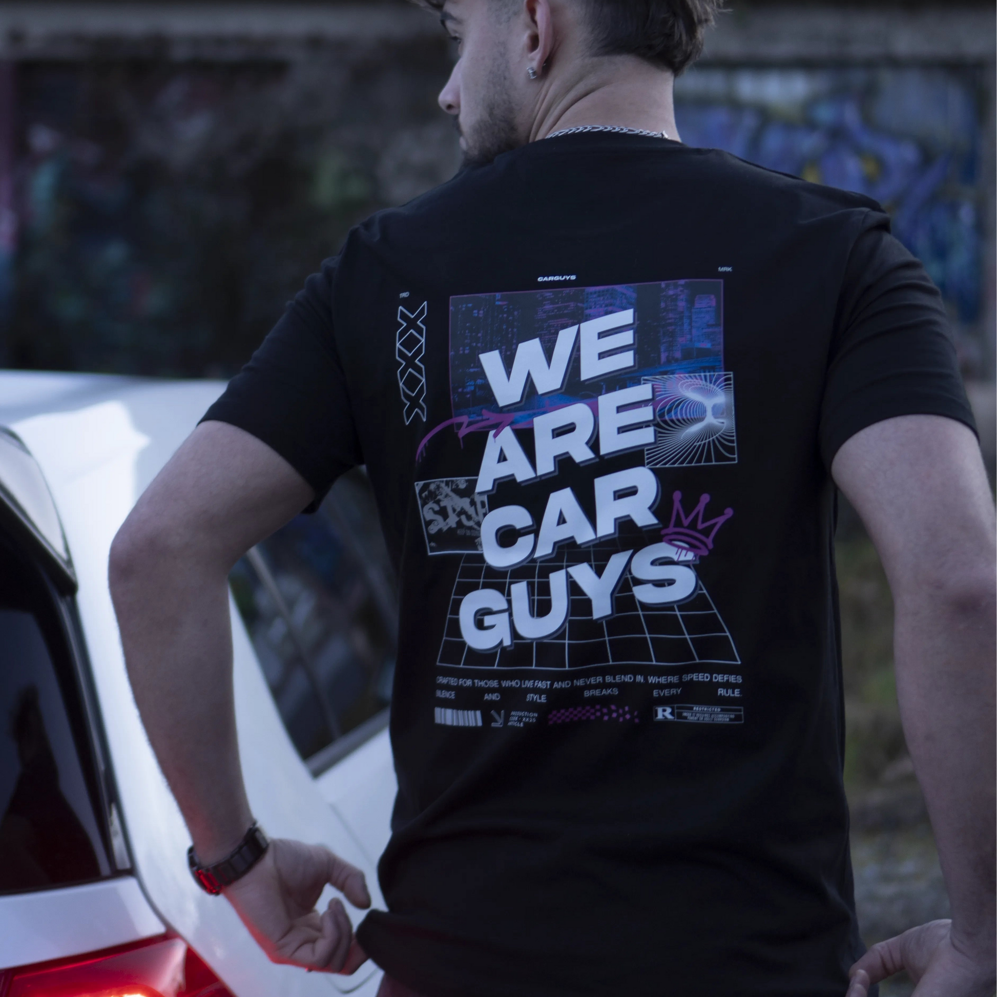 Homme de dos portant le T-Shirt noir.