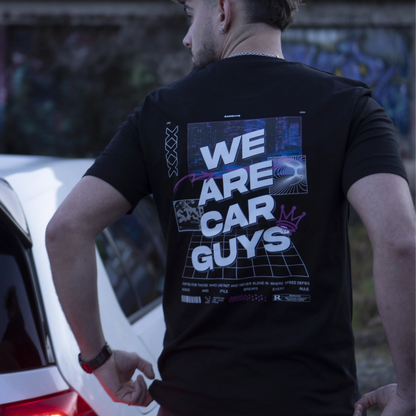 Homme de dos portant le T-Shirt noir.