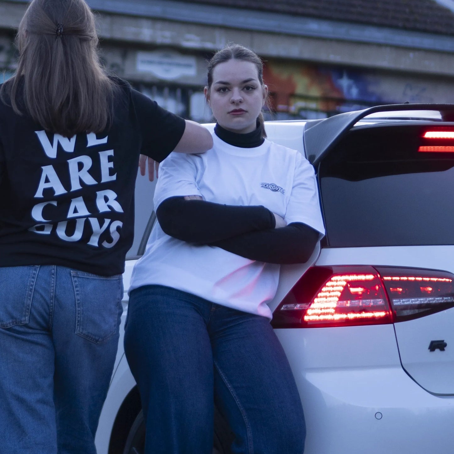 T-shirt blanc We Are Car Guys porté – vue de face