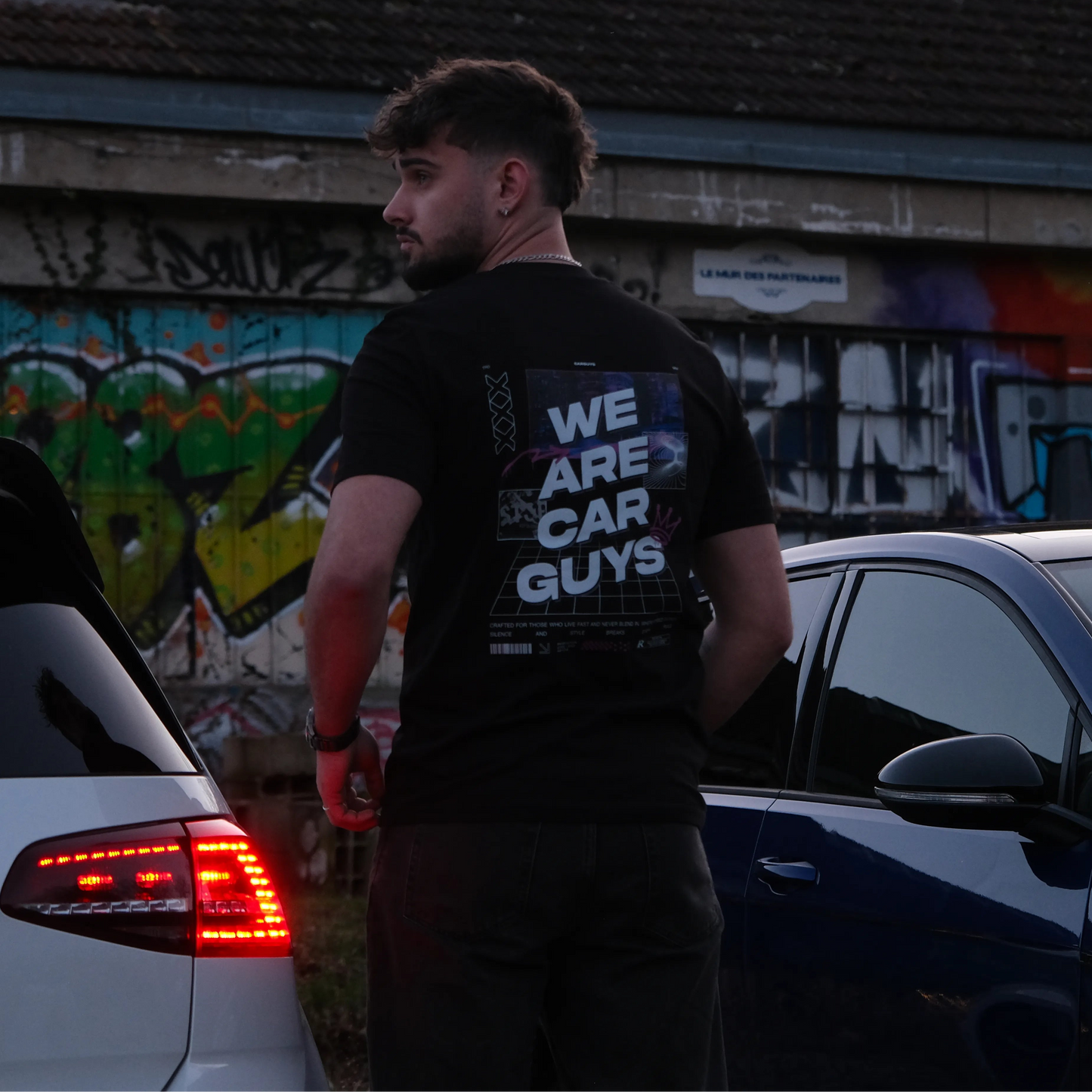 Seconde photo d'homme de dos portant le T-Shirt noir.